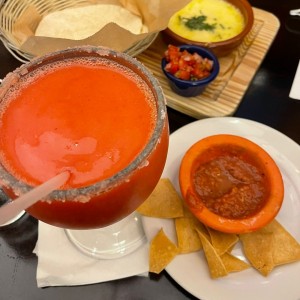 Entrada, margarita de fresa, queso fundido