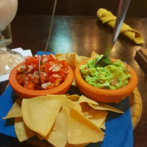 totopos de guacamole y pico de gallo