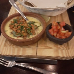 queso fundido con chorizo