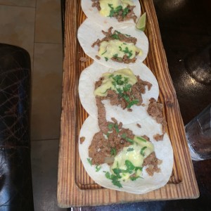 tacos al pastor en tortilla de harina con queso