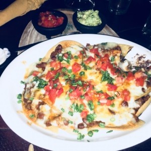 Nachos 3 quesos con chile y carne?