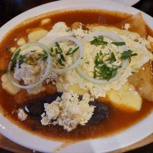 Enchilada en salsa ropa con carne desmechada