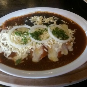 Enchilada con salsa ranchera