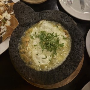Queso fundido en salsa verde
