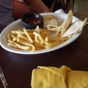 Quesadillas de pollo con papas fritas