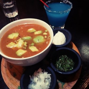 sopa azteca, con cilantro, queso crema, cebolla y de tomar una margarita agave azul