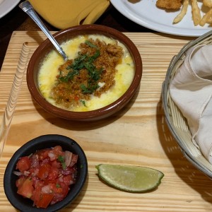 queso fundido con chorizo