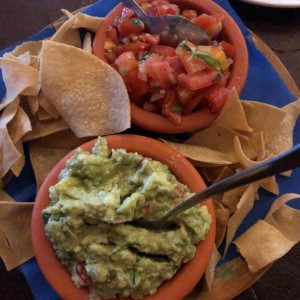 totopos con guacamole y pico de gallo. Excelente para compartir