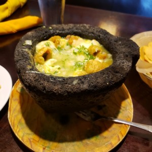 Queso fundido con chicharron