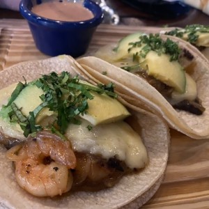 Tacos de Lamgostino (Aguacate y Queso fundido)