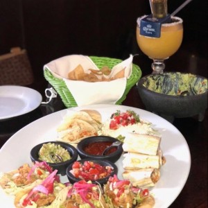 Tres Marias, Nachos con Guacamole y Margarita de Maracuya Coronada