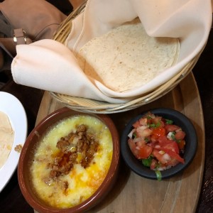 queso fundido con chorizo