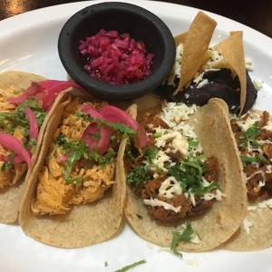 Tacos guisados de pollo y tinga de res!