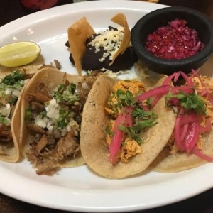 Tacos de carnitas y pollo pibil!