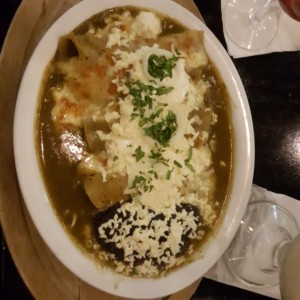 Enchilada de pollo con salsa verde