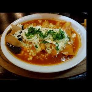 Enchilada de pollo en salsa ranchera