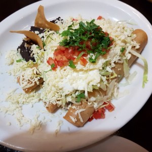 Flautas de pollo.