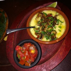 queso fundido con hongos