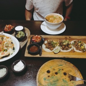 Tacos al pastor, sopa azteca y nachos. 