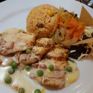 Pechuga de pollo en salsa blanca