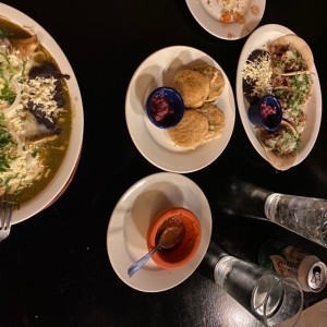 gorditas de chicharron y tacos de carnita