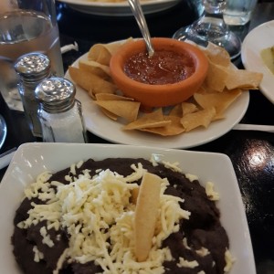 frijoles refritos y nachos con salsa, buen toque picantito