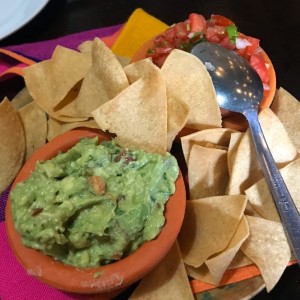 Guacamole y salsa con totopos