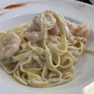 Pasta alfredo con camarones