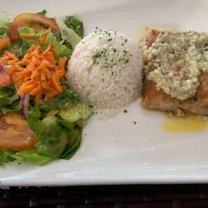 Pescado al ajillo con arroz y ensalada.