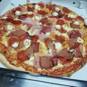 Pizza gourmet  met familiar 