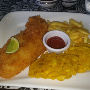 pescado con papas y patacones