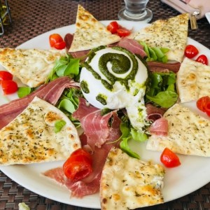 Burrata con jamon serrano, arugula, cherrys y pesto!