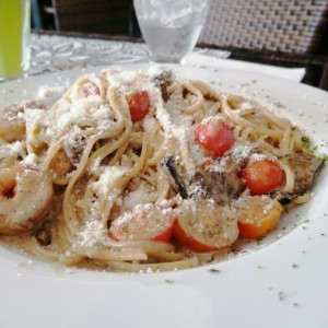 Linguini con salsa de hongos porcino, camarones y tomates cherry