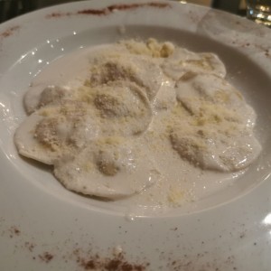 Ravioli de queso en salsa blanca