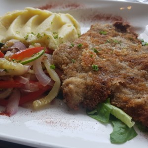 Milanesa de Carne con Vegetales Salteados y Pure de Papas