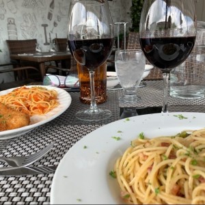 pasta con vegetales y tocino