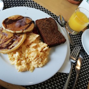 pancakes con huevos revueltos y pan de guineo