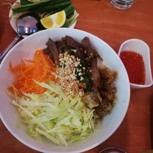 fideos de arroz, rollos y carne a la parrilla