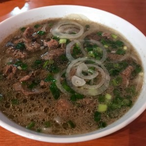 Sopa Pho de carne salteada