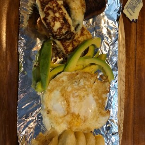 chorizo, queso blanco, huevo, aguacate y yuca