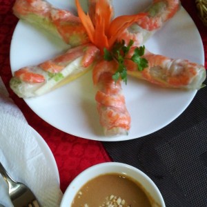 spring roll de camaron con salsa de mani