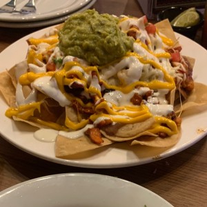 Nachos con chorizo y pastor 