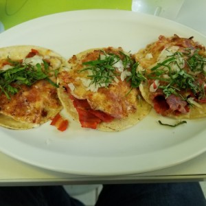 tacos al pastor con queso