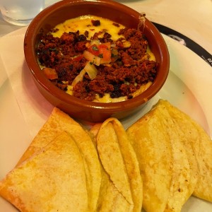 Queso Fundido con Chorizo