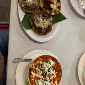 sopes preparados con sopa de tortillas.