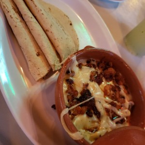 Queso fundido con chorizo