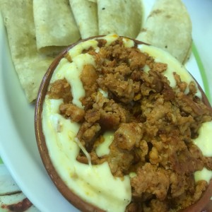 queso fundido con chorizo