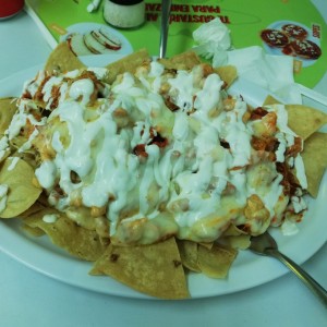 Nachos con pollo y al pastor