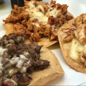 tastadas de bistec, pollo y chorizo