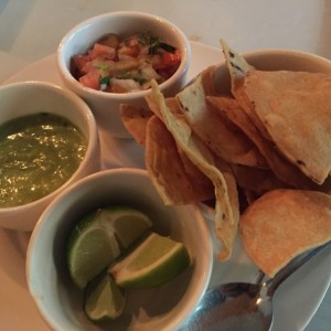 Entrada de pico de gallo y guacamole